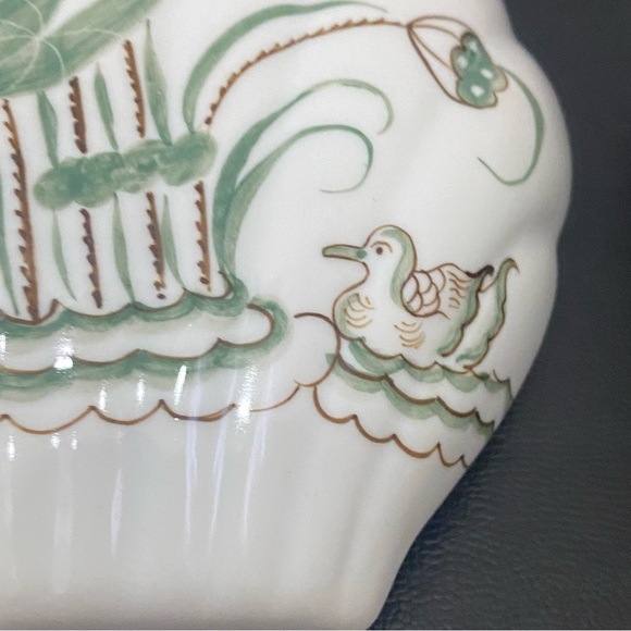 Handpainted Ducks & Lilies Porcelain Scalloped Shell Lidded Trinket Box - Picture 14 of 16